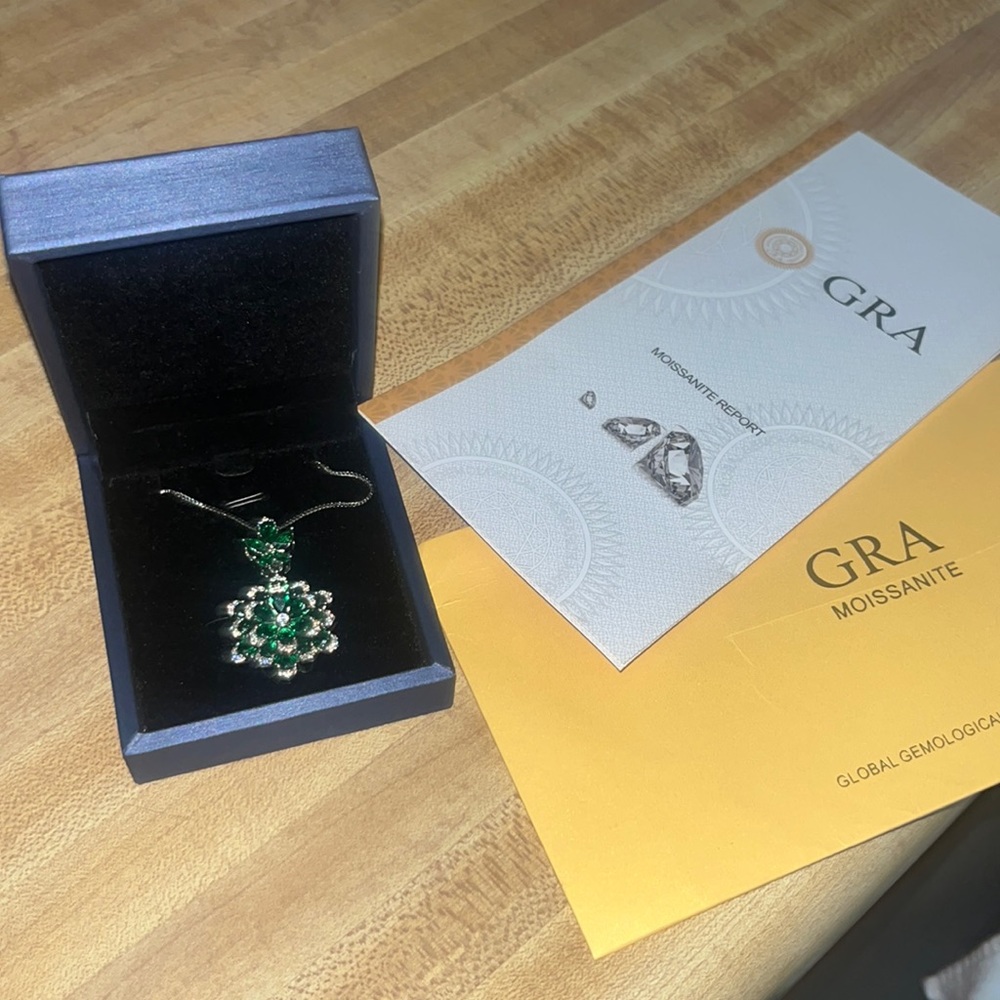 Nice necklace ! Emerald and Moissanite diamonds !